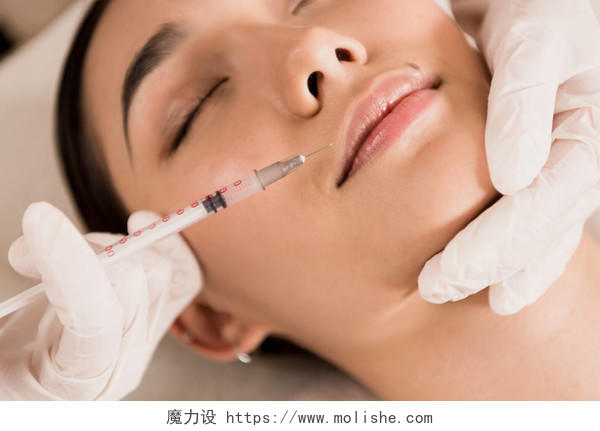 关闭美丽的亚洲妇女在诊所接受美容注射美容面部抗衰纹唇美容